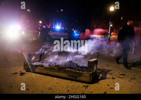 Bloomington, Indiana, USA. 20th Januar 2022. Feuerwehrleute und Polizei reagieren auf ein Sofafeuer gegenüber den Sample Gates der Indiana University, nachdem das IU-Basketballteam am 20. Januar 2022 in Bloomington, Ind, Purdue 68-65 geschlagen hatte. Das Feuer wurde ausgelöst, als Fans feierten, die durch die Gegend gingen. Bildquelle: Jeremy Hogan/Alamy Live News Stockfoto