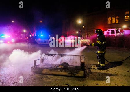 Bloomington, Indiana, USA. 20th Januar 2022. Feuerwehrleute und Polizei reagieren auf ein Sofafeuer gegenüber den Sample Gates der Indiana University, nachdem das IU-Basketballteam am 20. Januar 2022 in Bloomington, Ind, Purdue 68-65 geschlagen hatte. Das Feuer wurde ausgelöst, als Fans feierten, die durch die Gegend gingen. Bildquelle: Jeremy Hogan/Alamy Live News Stockfoto