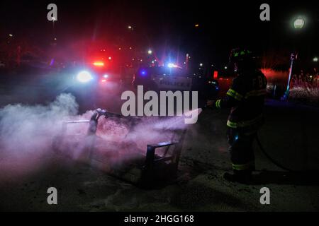 Bloomington, Indiana, USA. 20th Januar 2022. Feuerwehrleute und Polizei reagieren auf ein Sofafeuer gegenüber den Sample Gates der Indiana University, nachdem das IU-Basketballteam am 20. Januar 2022 in Bloomington, Ind, Purdue 68-65 geschlagen hatte. Das Feuer wurde ausgelöst, als Fans feierten, die durch die Gegend gingen. Bildquelle: Jeremy Hogan/Alamy Live News Stockfoto