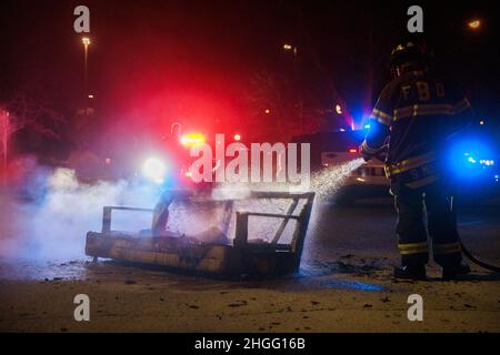 Bloomington, Indiana, USA. 20th Januar 2022. Feuerwehrleute und Polizei reagieren auf ein Sofafeuer gegenüber den Sample Gates der Indiana University, nachdem das IU-Basketballteam am 20. Januar 2022 in Bloomington, Ind, Purdue 68-65 geschlagen hatte. Das Feuer wurde ausgelöst, als Fans feierten, die durch die Gegend gingen. Bildquelle: Jeremy Hogan/Alamy Live News Stockfoto