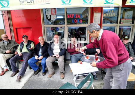 Türkischer Mann trinkt türkischen Tee in Istanbul, Türkei. Stockfoto