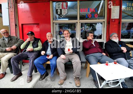 Türkischer Mann trinkt türkischen Tee in Istanbul, Türkei. Stockfoto