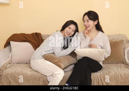 asiatische koreanische Frauen verbringen glücklich chitchat Zeit drinnen Stockfoto