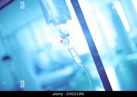 Intravenöser Tropfbeutel vor dem Licht aus dem Krankenhausfenster. Stockfoto