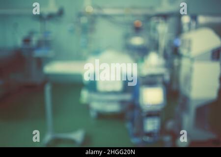 Unfokussierter Hintergrund mit komatösem Patienten in der hoch entwickelten Intensivstation. Stockfoto