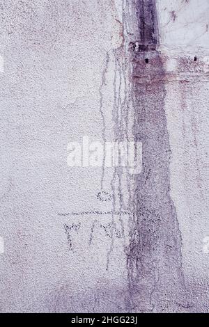 Raue strukturierte Betonwand mit Verschmutzungen. Stockfoto