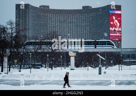 MOSKAU, RUSSLAND - 18 2022. JANUAR: Eine U-Bahn fährt mit der Einschienenbahn vor dem Cosmos Hotel Stockfoto