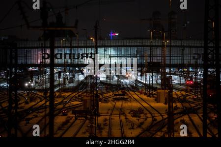 München, Deutschland. 21st Januar 2022. Züge stehen auf den Gleisen am Hauptbahnhof. Quelle: Sven Hoppe/dpa/Alamy Live News Stockfoto