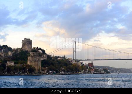 Die Rumeli Hisari (Festung Europas) und die Fatih Sultan Mehmet Brücke in Istanbul, Türkei. Stockfoto