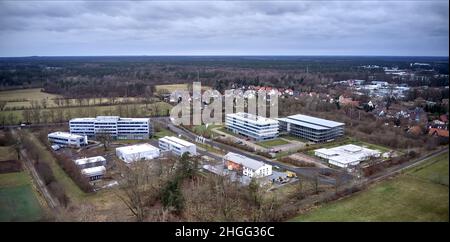 Luftaufnahme eines kleinen Gewerbeparks mit Verwaltungsgebäuden und einer leeren Parkgarage für die Autos der Mitarbeiter Stockfoto