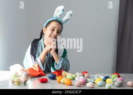 Kleines Mädchen mit der flagge der vereinigten arabischen emirate zu ostern Stockfoto