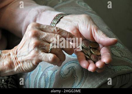 Aktenfoto vom 03/04/16 einer älteren Frau, die lose Veränderungen gezählt hat. Mehr als drei von fünf (62 %) über 65s sind besorgt über die Heizung ihres Heims, so Age UK. Ausgabedatum: Freitag, 21. Januar 2022. Stockfoto