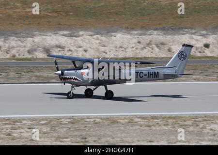 ESKISEHIR, TÜRKEI - 12. SEPTEMBER 2021: Private Cessna 152 Landung auf dem Flughafen Sivrihisar Stockfoto