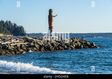 Squamish Nation Willkommen Figur in Ambleside Park Beach Burrard Inlet Coast. Stockfoto