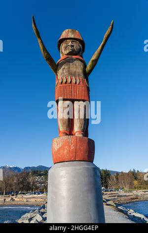 Squamish Nation Willkommen Figur in Ambleside Park Beach Burrard Inlet Coast. Stockfoto