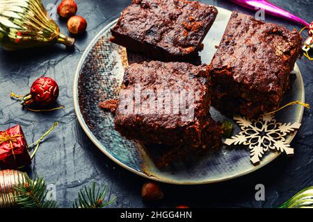 Panforte, Kuchen mit Mandeln, Nüssen, getrockneten Früchten und Beeren. Stockfoto