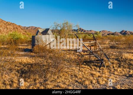 Eingestürzter Windpumpenmast, Wasserbehälter am Hazen Well, ehemalige Ranch in Margies Cove, Maricopa Mountains, Sonoran Desert National Monument, Arizona Stockfoto