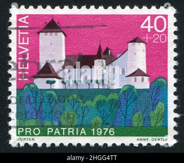 SCHWEIZ - UM 1976: Briefmarke gedruckt von der Schweiz, zeigt Schloss Murten, um 1976. Stockfoto