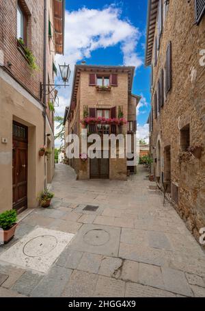 Pienza (Italien) - die wunderbare mittelalterliche Stadt der Toskana im Frühling, mit sehr berühmten Aussichten und Landschaften im Val d'Orcia UNESCO-Stätte Stockfoto