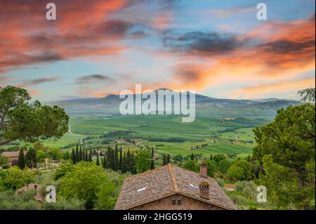 Pienza (Italien) - die wunderbare mittelalterliche Stadt der Toskana im Frühling, mit sehr berühmten Aussichten und Landschaften im Val d'Orcia UNESCO-Stätte Stockfoto