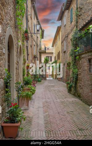 Pienza (Italien) - die wunderbare mittelalterliche Stadt der Toskana im Frühling, mit sehr berühmten Aussichten und Landschaften im Val d'Orcia UNESCO-Stätte Stockfoto
