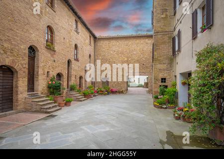 Pienza (Italien) - die wunderbare mittelalterliche Stadt der Toskana im Frühling, mit sehr berühmten Aussichten und Landschaften im Val d'Orcia UNESCO-Stätte Stockfoto