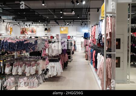Minsk, Weißrussland - 05. Jan 2022: Mädchen Kleidung Store Inneneinrichtung, Einkaufszentrum Rabatte Stockfoto