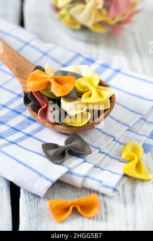 Bunte Pasta auf Holzoberfläche Stockfoto