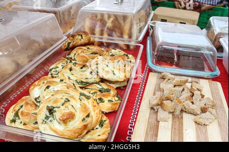 Gesunde, heiß gebackene Snacks mit Spinat und Brot Stockfoto