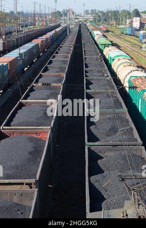 Irkutsk, Russland 24. Juli 2021 - Offene Gondelbahnen mit Schwarzkohlestation. Redaktionell Stockfoto