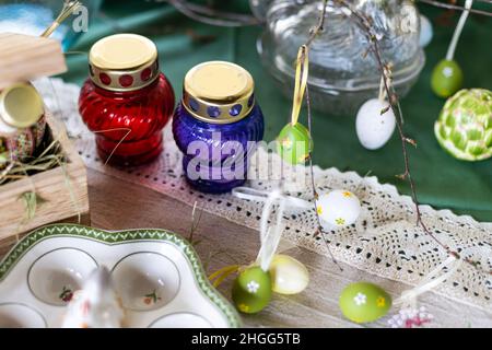 Bemalte Ostereier und Kerzen, bunt, vintage, auf einem Holztisch Stockfoto