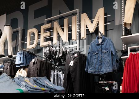 Kaufen Sie während des Verkaufs stylische trendige Denim-Kleidung für die Jugend Stockfoto