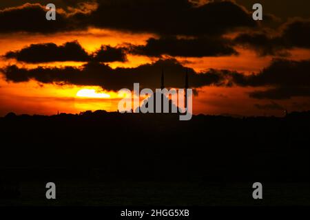 Moschee bei Sonnenuntergang. Silhouette der Fatih Moschee und wolkigen Himmel Stockfoto