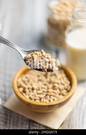 Frühstückscerealien. Hafer knallt auf den Löffel. Stockfoto