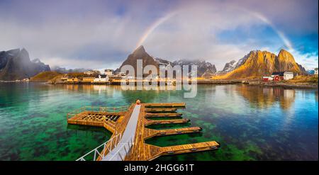 Panoramablick auf Sakrisoy mit Regenbogen, Moskenes, Moskenesoya, Nordland, Lofoten, Norwegen, Nordeuropa Stockfoto