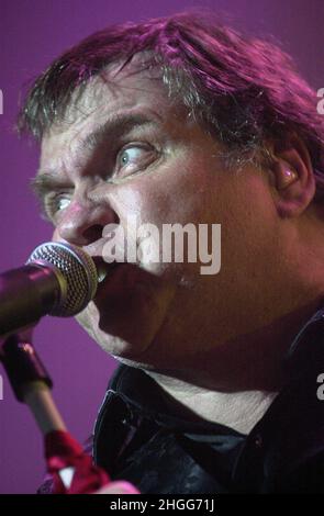 File Photo vom 02/12/02 von Meat Loaf live auf der Bühne während seines Konzerts im Point Depot in Dublin. DER US-Sänger Meat Loaf, zu dessen Hits auch bat Out of Hell gehörte, ist im Alter von 74 Jahren verstorben, hieß es in einer Erklärung auf seiner offiziellen Facebook-Seite. Ausgabedatum: Freitag, 21. Januar 2022. Stockfoto