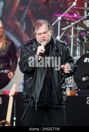 Aktenfoto vom 17/08/13 von Meat Loaf, der auf der Newbury Racecourse, Newbury, auftrat. DER US-Sänger Meat Loaf, zu dessen Hits auch bat Out of Hell gehörte, ist im Alter von 74 Jahren verstorben, hieß es in einer Erklärung auf seiner offiziellen Facebook-Seite. Ausgabedatum: Freitag, 21. Januar 2022. Stockfoto