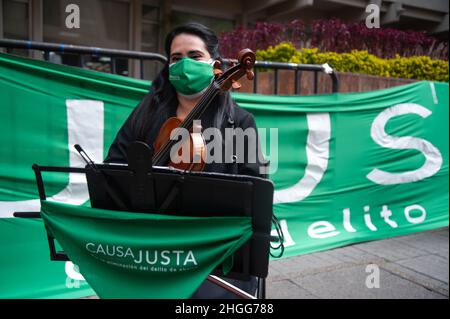 Am 20. Januar demonstrieren Frauen zur Unterstützung der Entkriminalisierung von Abtreibungen vor dem Haus des kolumbianischen Verfassungsgerichts in Bogota, Kolumbien, Stockfoto