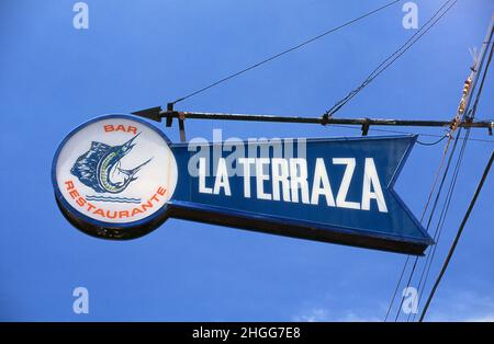 Kuba: La Terraza de Cojimar, Ernest Hemingways Lieblingsrestaurant in Cojimar, einer Stadt, in der er einige Jahre lebte. Hemingway traf hier Gregorio Fuentes, das Vorbild für den Fischer in seinem Klassiker „der alte Mann und das Meer“. Ernest Miller Hemingway (1899 – 1961) war ein amerikanischer Autor und Journalist. Sein ökonomischer und schlichter Stil hatte einen starken Einfluss auf die Fiktion des 20th. Jahrhunderts, während sein Abenteuerleben spätere Generationen beeinflusste. Hemingway produzierte den Großteil seiner Arbeiten zwischen Mitte 1920s und Mitte 1950s und gewann 1954 den Nobelpreis für Literatur. Stockfoto