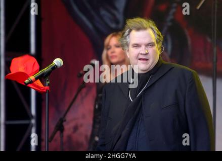 Aktenfoto vom 17/08/13 von Meat Loaf, der auf der Newbury Racecourse, Newbury, auftrat. DER US-Sänger Meat Loaf, zu dessen Hits auch bat Out of Hell gehörte, ist im Alter von 74 Jahren verstorben, hieß es in einer Erklärung auf seiner offiziellen Facebook-Seite. Ausgabedatum: Freitag, 21. Januar 2022. Stockfoto