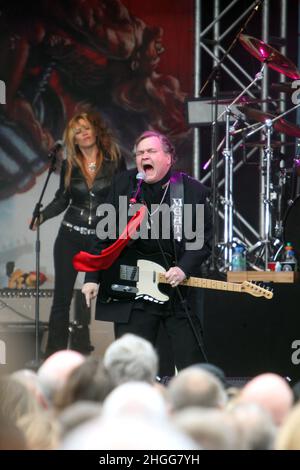 Aktenfoto vom 17/08/13 von Meat Loaf, der auf der Newbury Racecourse, Newbury, auftrat. DER US-Sänger Meat Loaf, zu dessen Hits auch bat Out of Hell gehörte, ist im Alter von 74 Jahren verstorben, hieß es in einer Erklärung auf seiner offiziellen Facebook-Seite. Ausgabedatum: Freitag, 21. Januar 2022. Stockfoto