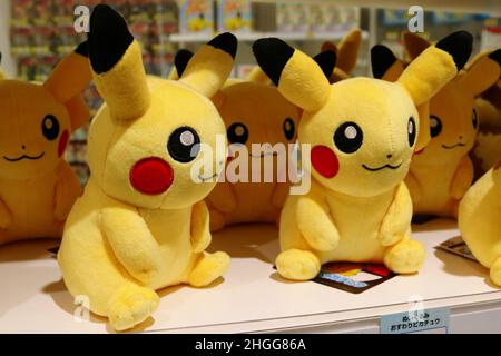 TOKIO, JAPAN - 12. Januar 2022: Weiches Pokemon-Spielzeug im Pokemon Center DX, das sich im Nihonbashi Takashimaya Kaufhaus befindet. Stockfoto