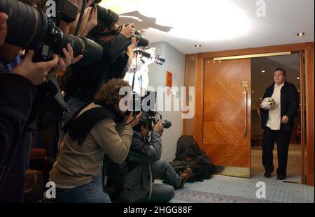 Datei-Foto vom 28/11/03 von Meat Loaf, während einer Pressekonferenz, die im Royal Garden Hotel, Kensington, im Zentrum von London, stattfand, wo er alle über seine gute Gesundheit informierte, nachdem er auf der Bühne zusammengebrochen war. DER US-Sänger Meat Loaf, zu dessen Hits auch bat Out of Hell gehörte, ist im Alter von 74 Jahren verstorben, hieß es in einer Erklärung auf seiner offiziellen Facebook-Seite. Ausgabedatum: Freitag, 21. Januar 2022. Stockfoto