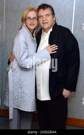 Datei-Foto vom 28/11/03 von Meat Loaf mit seiner damaligen Verlobten Deborah Gillespie während einer Pressekonferenz, die nach seinem Zusammenbruch auf der Bühne im Royal Garden Hotel, Kensington, im Zentrum von London, stattfand. DER US-Sänger Meat Loaf, zu dessen Hits auch bat Out of Hell gehörte, ist im Alter von 74 Jahren verstorben, hieß es in einer Erklärung auf seiner offiziellen Facebook-Seite. Ausgabedatum: Freitag, 21. Januar 2022. Stockfoto