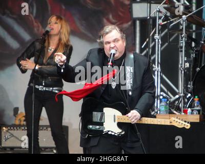 Aktenfoto vom 17/08/13 von Meat Loaf, der auf der Newbury Racecourse, Newbury, auftrat. DER US-Sänger Meat Loaf, zu dessen Hits auch bat Out of Hell gehörte, ist im Alter von 74 Jahren verstorben, hieß es in einer Erklärung auf seiner offiziellen Facebook-Seite. Ausgabedatum: Freitag, 21. Januar 2022. Stockfoto