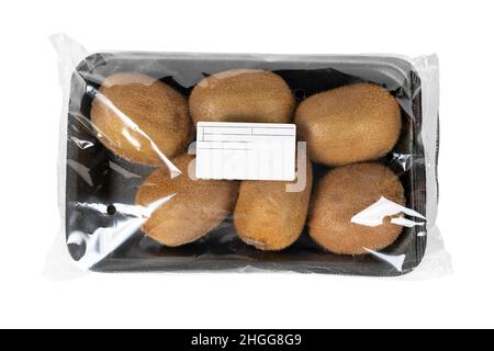 Verpackt und beschriftet Kiwi auf isoliertem weißem Hintergrund Stockfoto