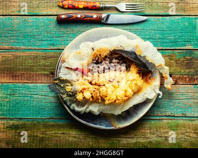 Köstlicher gegrillter Seebarsch mit Reisgarnitur. Stockfoto