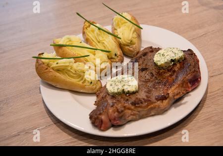 Sautierte Rinderfilet, Maitre d'Hotel Butter und Arly-Kartoffeln Stockfoto