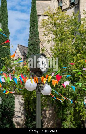 Straßenbeleuchtung im alten Stil mit Uhr an der Place Carnot, Avignon mit heller Ampelkreuzung Stockfoto