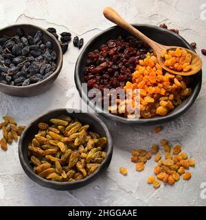 Verschiedene Arten von Rosinen auf hellem Hintergrund. Getrocknete Früchte. Platz kopieren Stockfoto